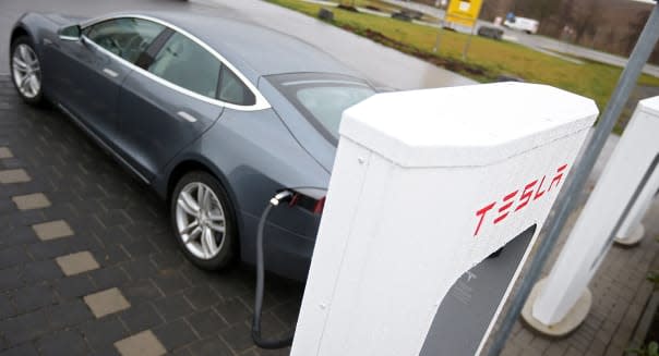 Tesla Launches Supercharger Stations On German Highway