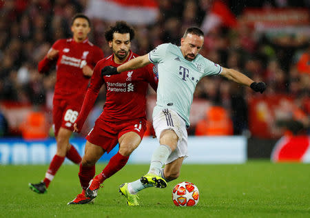 Foto del martes del delantero del Bayern Munich Franck Ribery ante Mohamed Salah del Liverpool en la ida de octavos de final en Liga de Campeones. Feb 19, 2019 REUTERS/Phil Noble