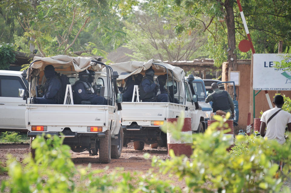 <p>Malian police forces enter the Kangaba tourist resort in Bamako on June 19, 2017, a day after suspected jihadists stormed the resort, briefly seizing more than 30 hostages and leaving at least two people dead. (Habibou Kouyate/AFP/Getty Images) </p>