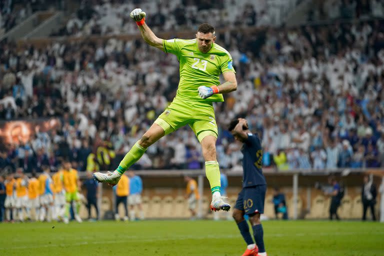 El festejo de Emiliano Martínez luego de atajarle un penal a Kingsley Coman en la final del Mundial de Qatar 2022