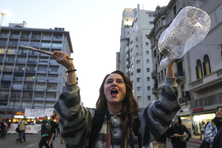 Protestas en Montevideo por la crisis hídrica. (AP/Matilde Campodonico)