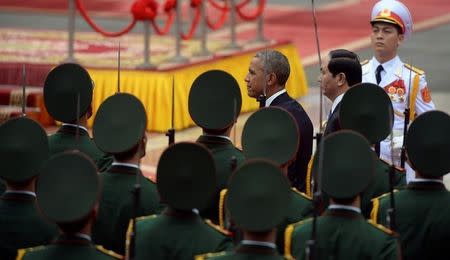 U.S. President Barack Obama (3rd R) and his Vietnamese counterpart Tran Dai Quang (2nd R) review an honour guard during a welcoming ceremony at the Presidential Palace in Hanoi, Vietnam May 23, 2016. REUTERS/Hoang Dinh Nam/Pool