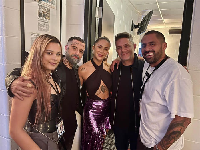 Alejandro Sanz con su hija Manuela y los prometidos Greeicy y Mike Bahía