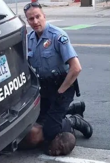 美國白人警官蕭文2020年5月逮捕涉嫌使用假鈔的非裔男子佛洛伊德，膝蓋跪頸長達9分多鐘導致佛洛伊德死亡。資料照片