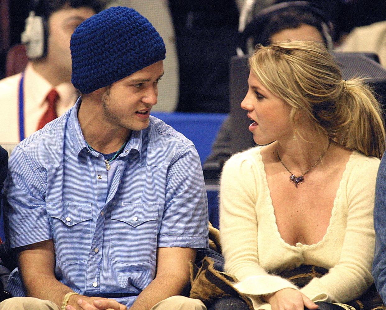 Britney Spears et Justin Timberlake, ici lors du NBA All-Star Game à Philadelphie, le 10 février 2002.