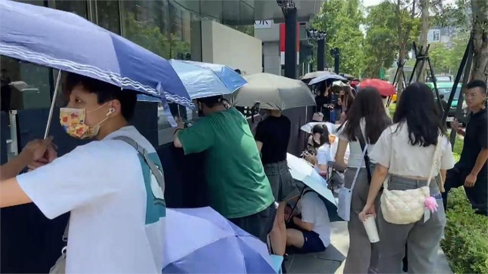 金智媛與周杰倫同框！　粉絲不畏豔陽、大雨早早卡位