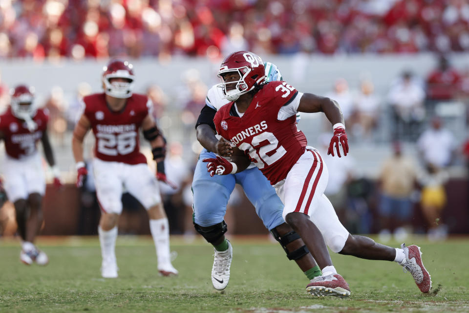 NORMAN, OKLAHOMA - 14 DE SETEMBRO: R Mason Thomas #32 do Oklahoma Sooners corre pela borda durante o primeiro tempo contra o Tulane Green Wave no Gaylord Family Oklahoma Memorial Stadium em 14 de setembro de 2024 em Norman, Oklahoma. (Foto de Aaron M. Sprecher/Getty Images)