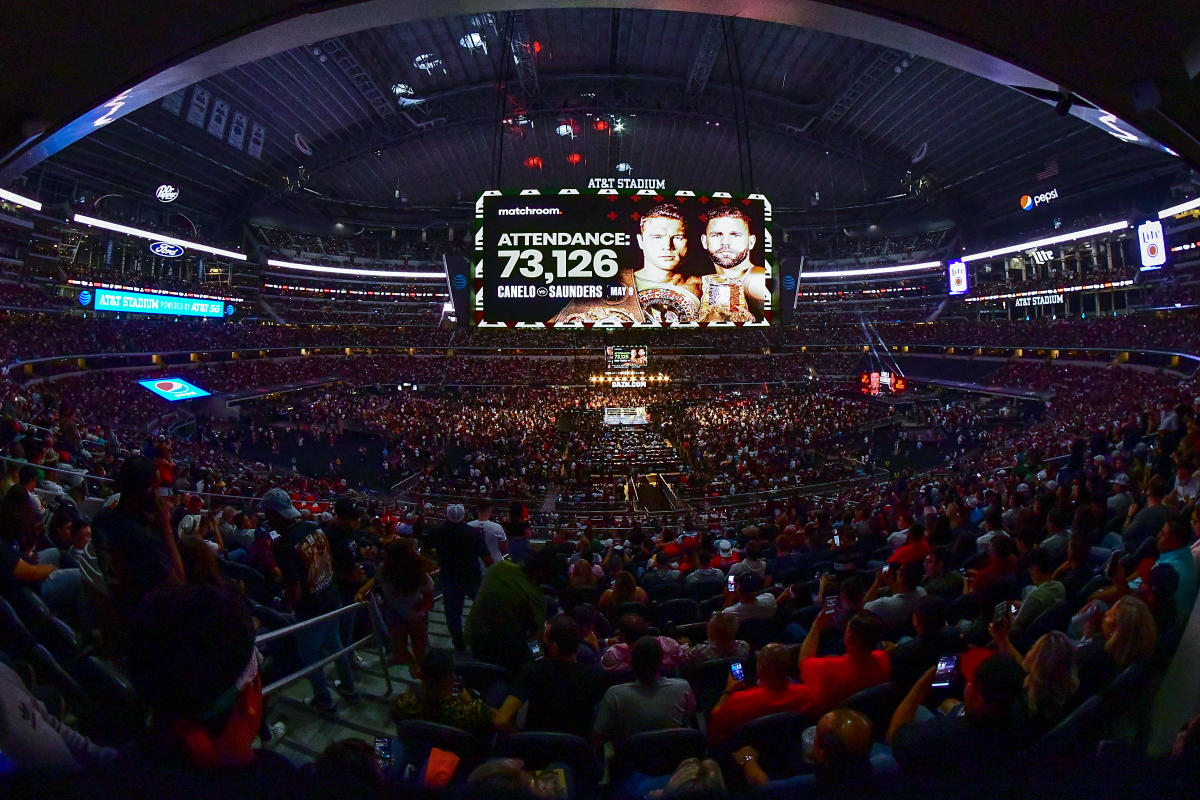 CaneloSaunders sets U.S. indoor attendance record at AT&T Stadium