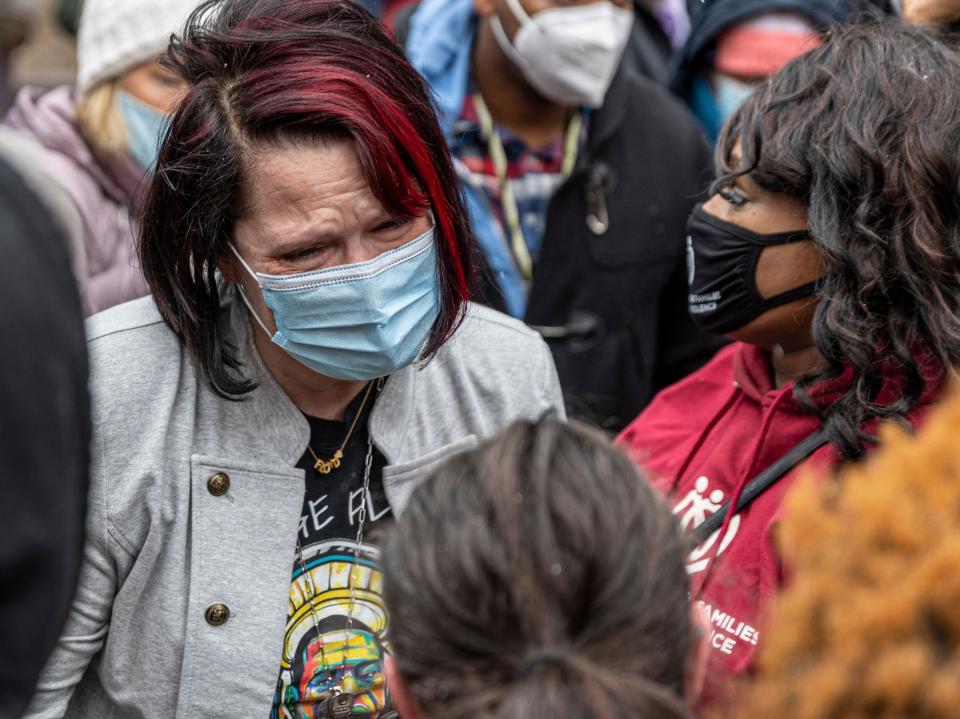 Courteney Ross (izquierda), novia de George Floyd, habla con la madre de Daunte Wright, Katie Wright (C, abajo), antes del inicio de una conferencia de prensa en el Centro de Gobierno del Condado de Hennepin en Minneapolis, Minnesota, el 13 de abril de 2021. (AFP via Getty Images)