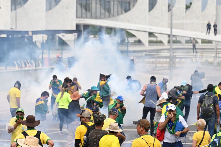 Seguidores del ex Presidente Jair Bolsonaro se enfrentan con la policía en cercanías del edificio del Congreso Nacional en Brasilia.