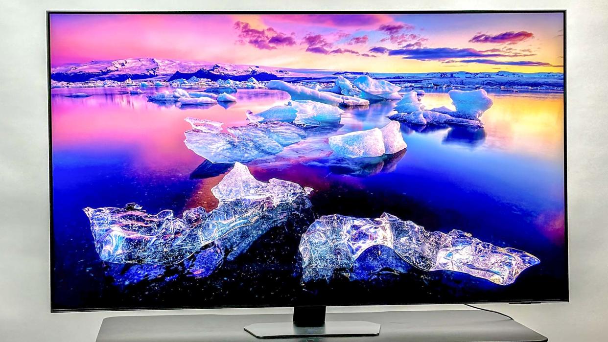  Samsung QN90C Neo QLED TV. 