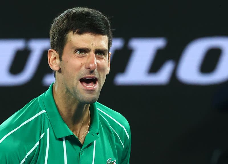 El serbio Novak Djokovic celebra ganar su triunfo contra el austriaco Dominic Thiem en el Abierto de Australia en Melbourne.