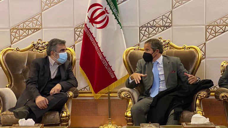 Grossi habló con el subdirector de la Agencia Iraní de Energía Atómica, Behrouz Kamalvandi, en Irán, en noviembre de 2021. (Organización Iraní de Energía Atómica via AP)