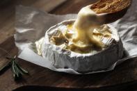 <p>Peu importe à quel point vous subissez le blues de Janvier, une bonne dose de fromage fondu et gluant devrait vous aider. Le camembert cuit est simple à faire, et grâce à lui, vous retrouverez le sourire. [Photo : Getty] </p>