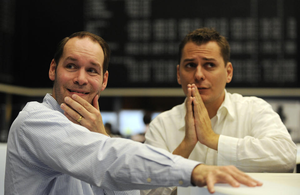 Share traders react on share price development on the trading floor of the Frankfurt stock exchange, October 8, 2008.  European shares plunged more than 7 percent to five-year lows in morning trade on Wednesday, with the deepening financial crisis sending jitters into the market that sector rescue packages failed to calm.       REUTERS/Kai Pfaffenbach(GERMANY)