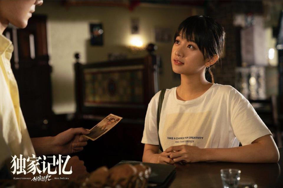 今年24歲的李婷婷是楊冪公司旗下藝人，有「小惠利」的影子。（翻攝自官方微博）