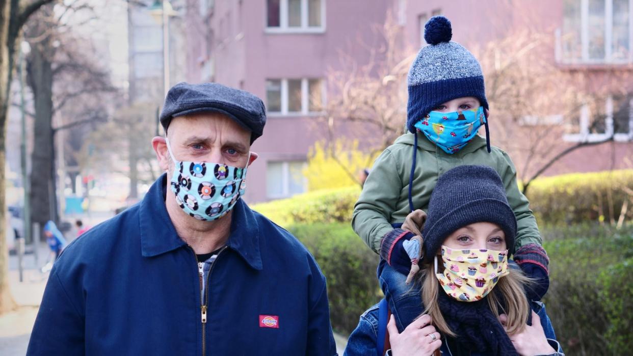 Eine Familie geht in Berlin-Friedenau spazieren. Alle Familienmitglieder tragen dabei Masken, als Schutz gegen das Coronavirus.