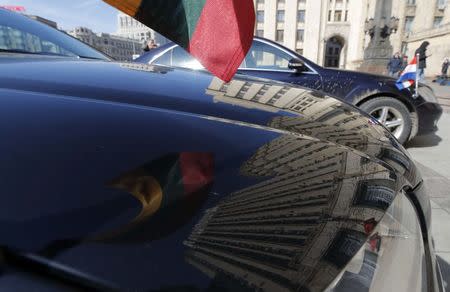 The Russian foreign ministry building is reflected in an ambassadors' car in Moscow, Russia March 30, 2018. REUTERS/Maxim Shemetov