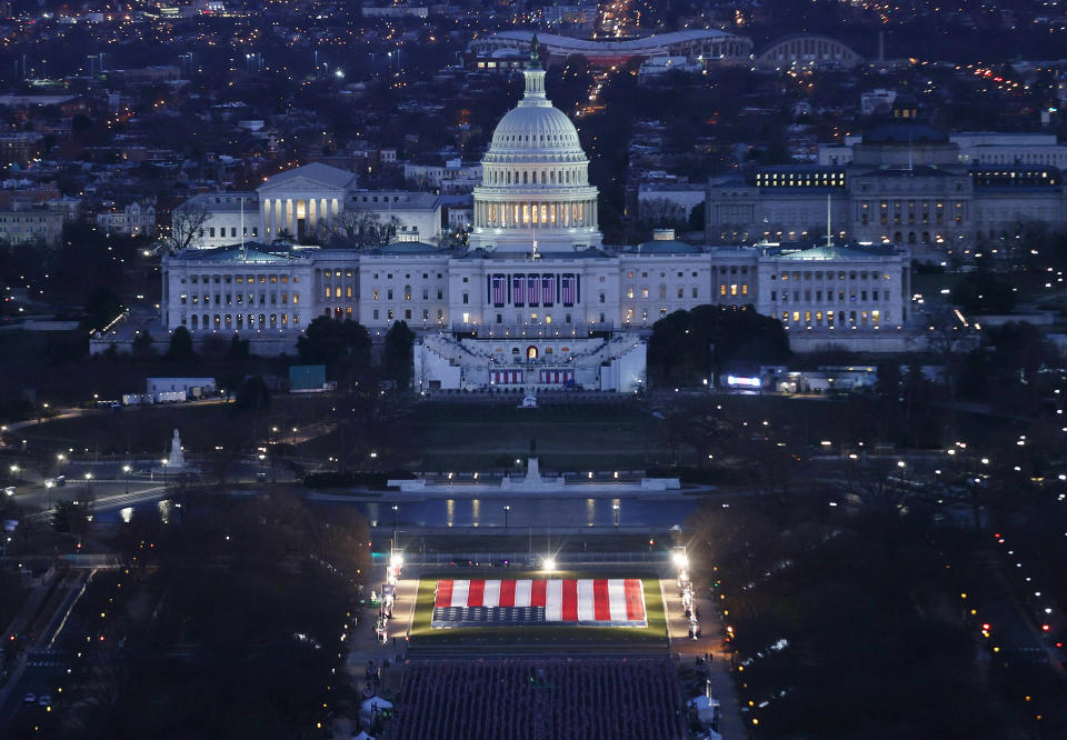 Un 'campo de banderas' se desplegó a lo largo del 'National Mall' de Washington DC en representación de los estadounidenses que no podrán asistir a la toma de poder del demócrata Joe Biden. Una inaguración atípica en medio de una pandemia mortal y por el gigantesco operativo de seguridad inédito tras los sucesos protagonizados por los seguidores de Trump en pasado 6 de enero. (FOTOS GETTY/IMAGES)