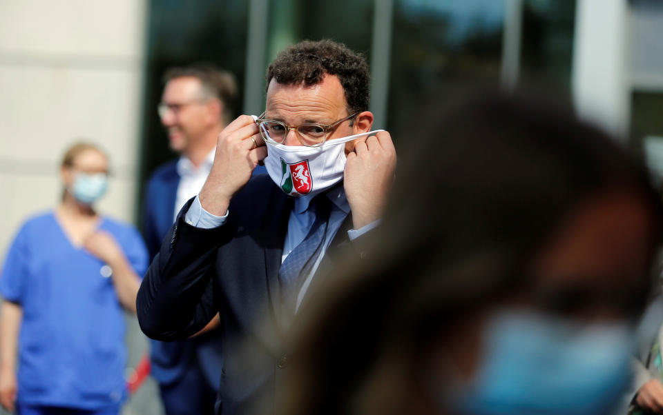 Jens Spahn bei einem Pressetermin am Freitag (Bild: Reuters/Leon Kuegeler)