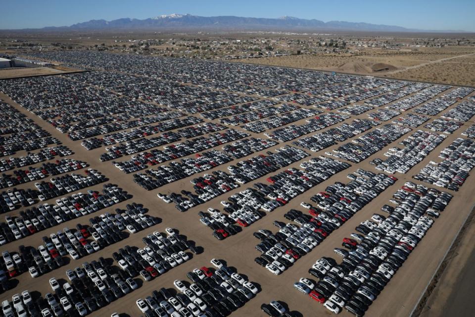 <p>Altre foto del cimitero delle Volkswagen (Foto: Lucy Nicholson / Reuters) </p>