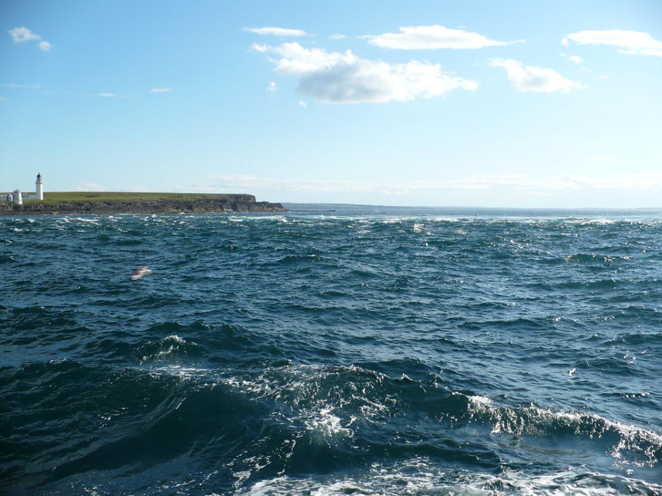 蘇格蘭北部的彭特蘭灣因地理優勢，近年吸引許多公司大力投資海洋能研究與開發。照片來源：Marek_Grzywa／Wikimedia Commons, Panoramio（CC BY 3.0 DEED）