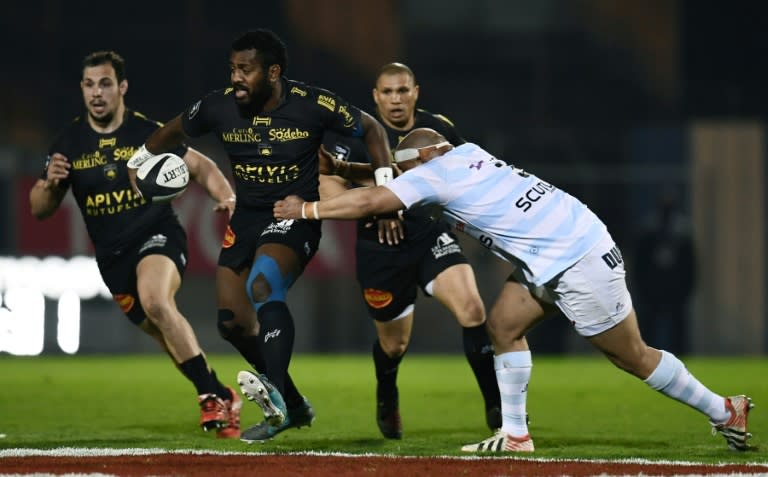 La Rochelle's Kini Murimurivalu (L) is tackled by Racing 92's Luc Ducalcon (R) during their Top 14 rugby match in Colombes on March 11, 2017