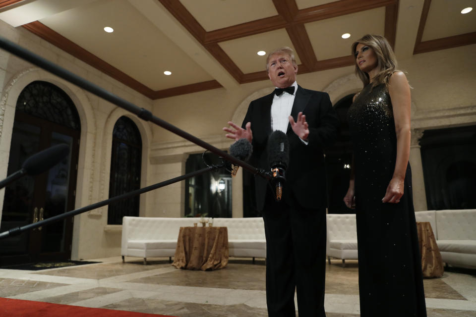 El presidente de EEUU, Donald Trump, habla junto a su mujer Melania Trump en Mar-a-Lago, su resort de Florida. (AP Photo/ Evan Vucci)