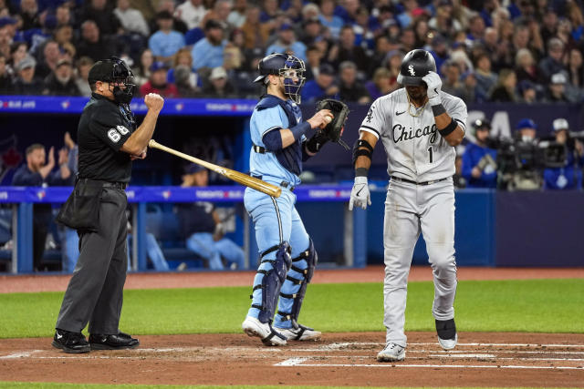 Springer hurts hand, Blue Jays finish sweep of White Sox 8-0