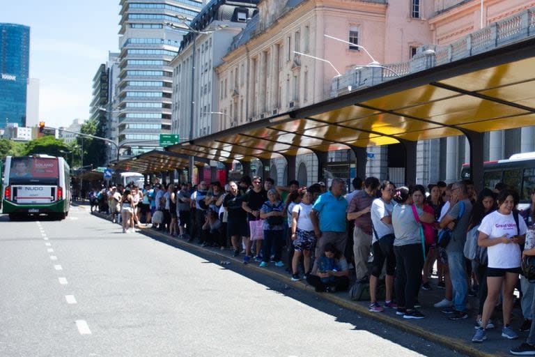 Largas filas en paradas de colectivo, la postal reiterada en Retiro