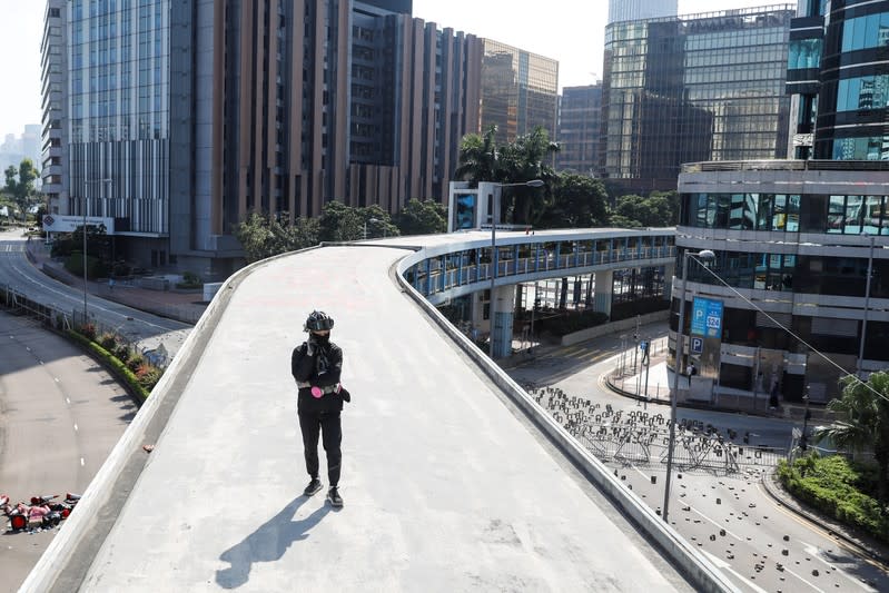 Un manifestante antigubernamental camina sobre una pasarela elevada frente a la Universidad Politécnica de Hong Kong, China, el 16 de noviembre de 2019