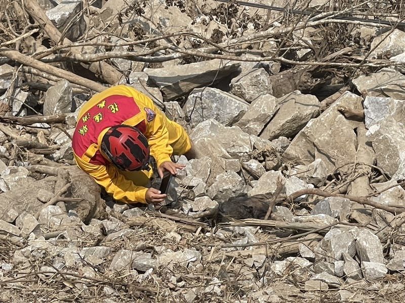 中橫寧安橋傳異味  確認是台灣獼猴遺體 花蓮縣消防局12日表示，上午接獲公路局人員通報， 在台8線中橫公路183K寧安橋附近聞到異味，懷疑有 罹難者，搜救人員前往溪床搜索，發現台灣獼猴遺 體，因死亡多時發黑，才會誤以為是穿黑衣的遺體， 為烏龍案件。 （花蓮縣消防局提供） 中央社記者張祈傳真  113年4月12日 