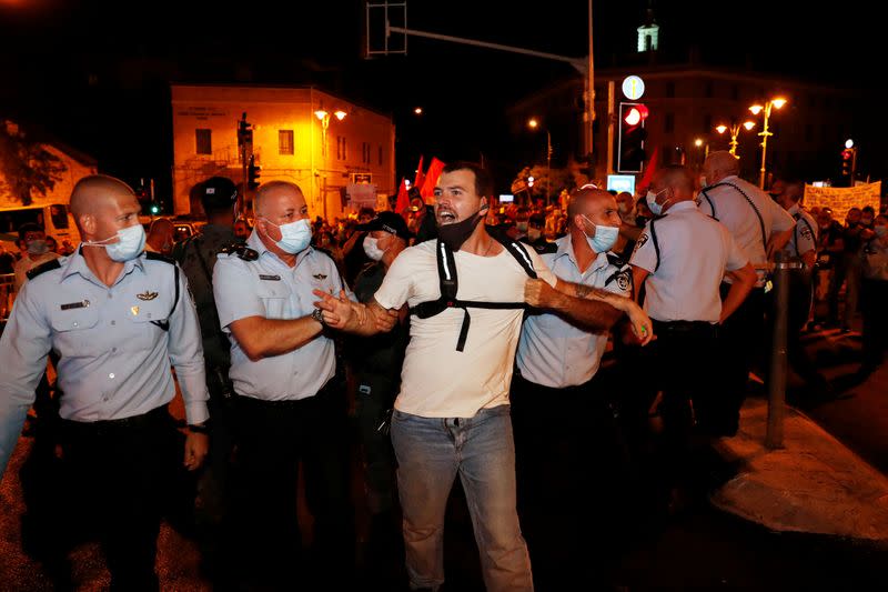 Israelis protest against government's response to the coronavirus crisis