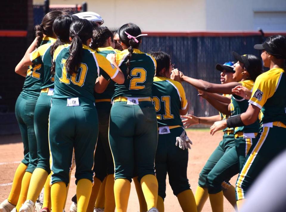 Las jugadoras de softball de Le Grand High celebran después del último out de su victoria por 5-2 sobre Stone Ridge Christian en el partido por el campeonato de la División VI de la Sección Sac-Joaquín, el sábado 18 de mayo de 2024, en Cosumnes River College, en Sacramento, California.