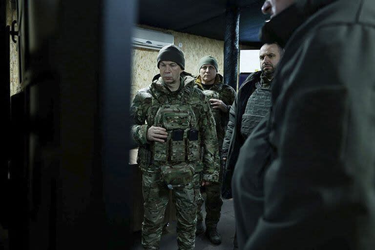 El jefe del Ejército ucraniano, Oleksander Sirski, y el ministro de Defensa, Rustem Umerov, en una zona no revelada del frente de batalla en el este de Ucrania. (Handout / Armed Forces of Ukraine / AFP)