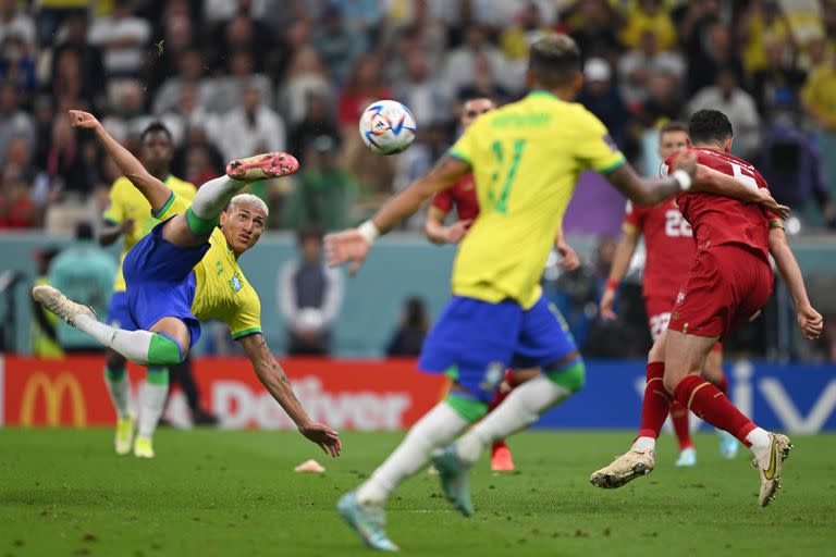Richarlison convierte su segundo gol ante Serbia en la fecha 1 del grupo G del Mundial; será titular ante Suiza