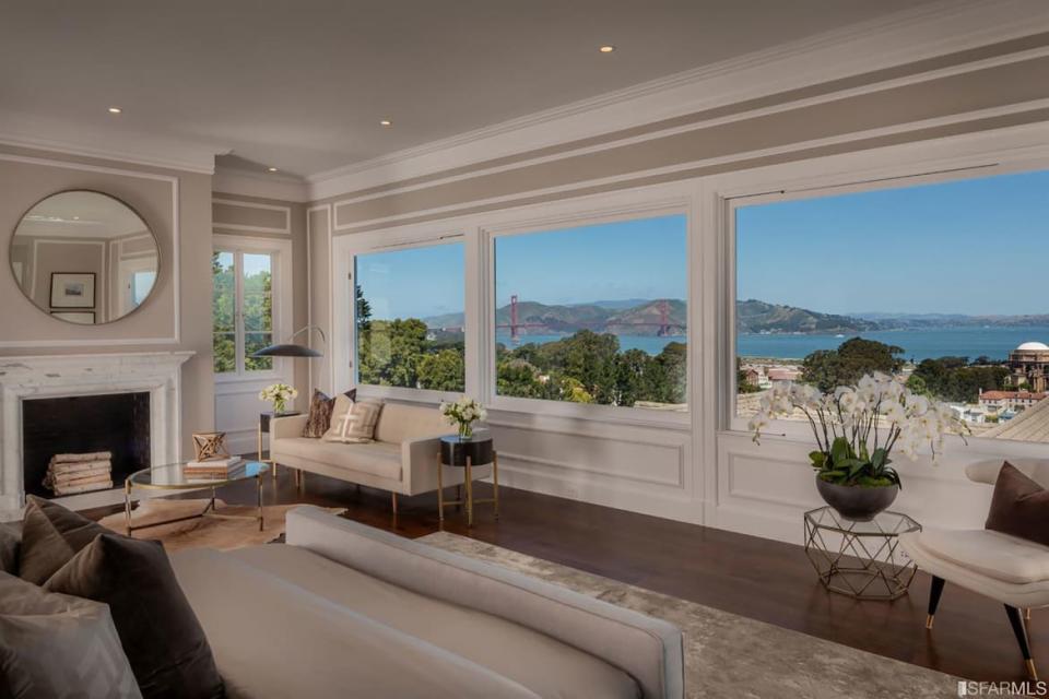 <div class="inline-image__caption"><p>Most master bedrooms are pretty damn fine, but nothing compares to this view. Is it inappropriate to invite your guests to sunset cocktails in the boudoir?</p></div> <div class="inline-image__credit">Trulia</div>
