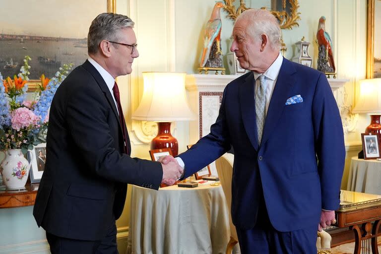 El rey Carlos III da la bienvenida a Sir Keir Starmer durante una audiencia en el Palacio de Buckingham, donde invitó al líder del Partido Laborista a convertirse en primer ministro y formar gobierno