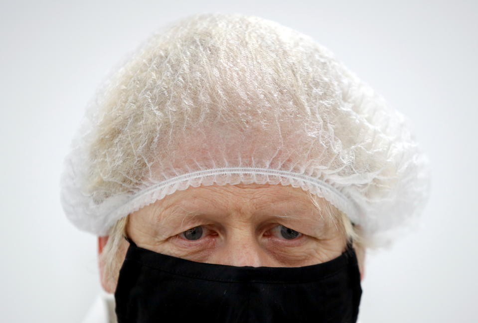 英國首相強生（Boris Johnson）拜訪位於德比郡的診斷試劑製造商SureScreen Diagnostics。圖片來源：Reuters。