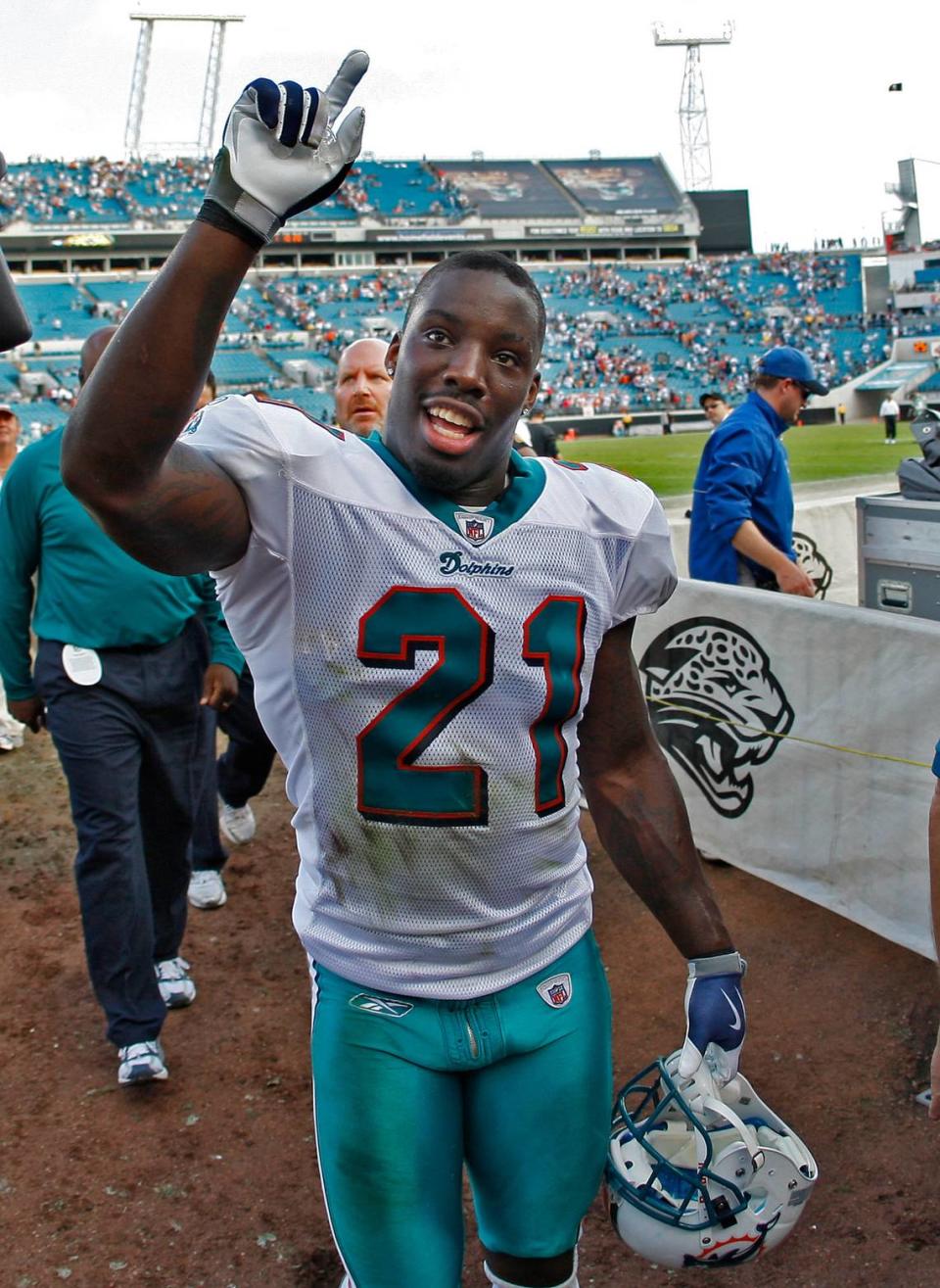 The Miami Dolphins’ cornerback Vontae Davis is all smiles after a game against the Jacksonville Jaguars at Municipal Staium in Jacksonville onDecember 13,2009 ....JOE RIMKUS JR. / MIAMI HERALD STAFF