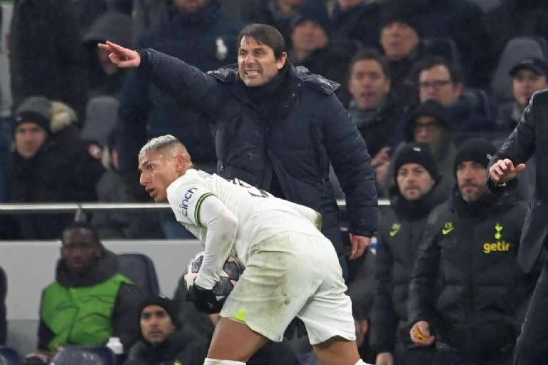 Richarlison con Antonio Conte durante la derrota de este miércoles. 