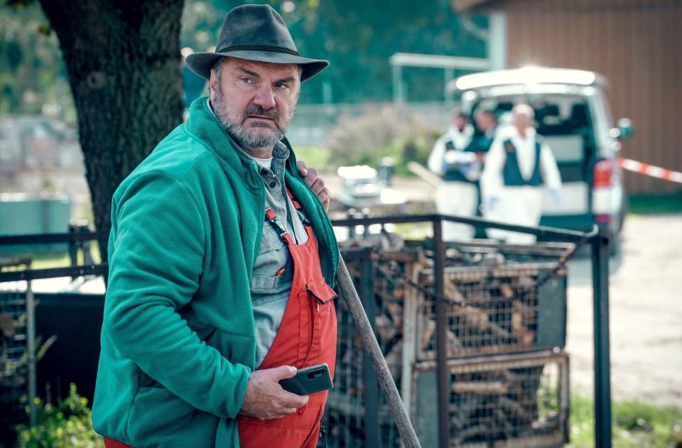 Ein Leben für die Schweine: Sepp Obermeier (Martin Leutgeb) ist der Vorarbeiter des Schweinemastbetriebes. Am frühen Morgen findet er mit einem rumänischen Arbeiter die Leiche ihres Chefs.  (Bild: ARD Degeto/ORF/Petro Domenigg)