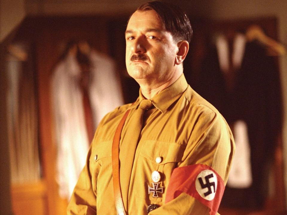 "Der größte Feldherr aller Zeiten" machte bei den Frauen alles falsch: Ken Stott spielte Adolf Hitler in dem britischen Historienfilm "Die Nichte - Hitlers verbotene Liebe" (2005). Im Mittelpunkt steht Hitlers Beziehung zu seiner Nichte Geli Raubal, die sich 1931 mit Hitlers Pistole erschoss. (Bild: ITV Drama)