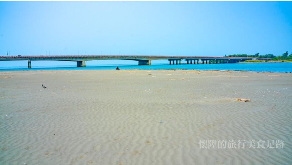 終點四草大橋，搭配著沙灘景色，竟有幾分像日本沖繩。（圖片來源：懷陞足跡）
