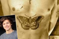 Auch One-Direction-Liebling Harry Styles lässt seinen Körper immer wieder mal vom Tätowierer verzieren. Im Januar 2013 legte er sich ein riesiges Schmetterlings-Tattoo auf dem tippitoppi trainierten Bauch zu. (Bilder: Flickr/Lyam Sparkse, WENN.com)