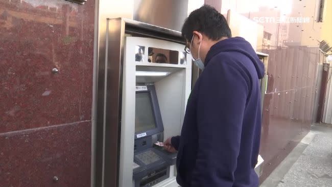 工程師保養ATM，動了歪腦筋。（示意圖；圖／資料照）