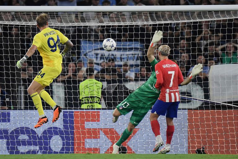 El arquero italiano de la Ivan Provedel cabecea y será gol, el del empate ante Atlético de Madrid