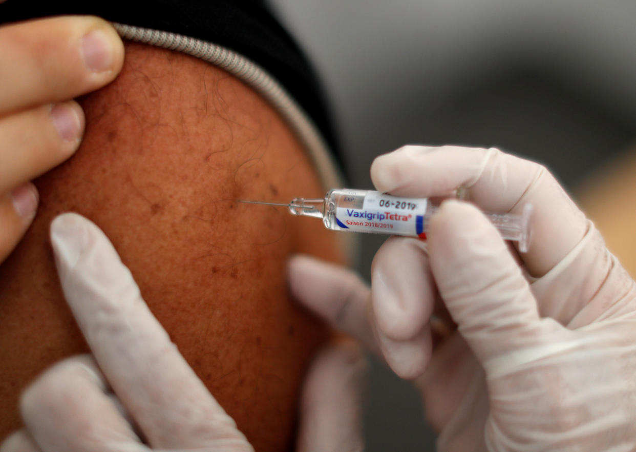 Un doctor vacunando a un paciente como parte de la campaña de vacunación del estado francés. REUTERS/Eric Gaillard