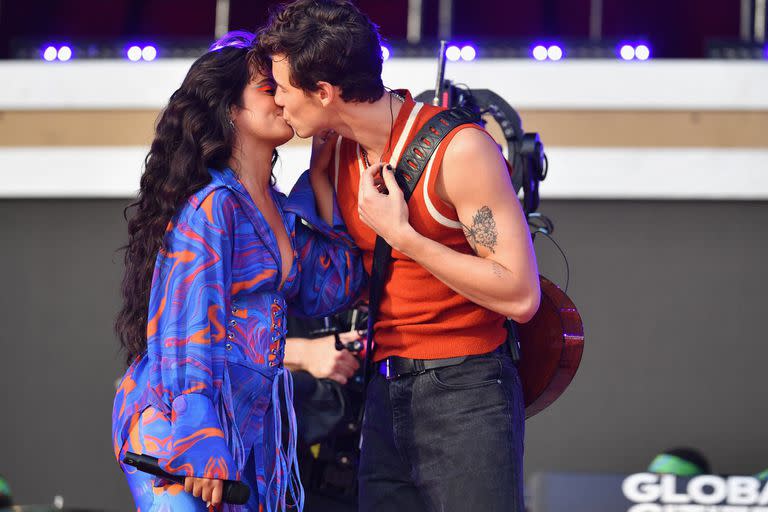 Beso a beso. Camila Cabello y su novio y colega, Shawn Mendes, demuestran su amor ante el público que los aplaudió en su presentación en el festival Global Citizen Live