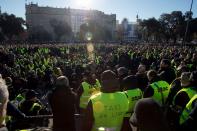 <p>Vista general de la asamblea que los taxistas de Barcelona celebraron en la Plaza de Cataluña el día 22. (Foto: Quique García / EFE). </p>